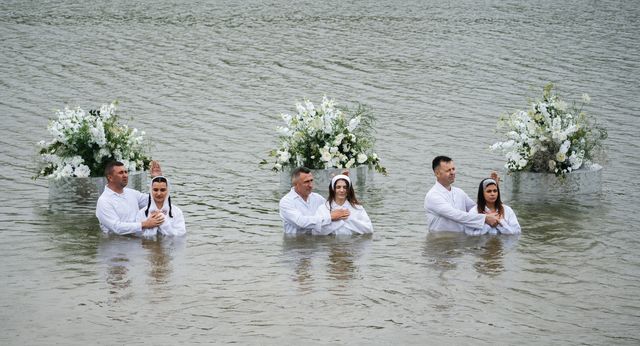 Три пари у воді: служителі й ті, хто приймає хрещення
