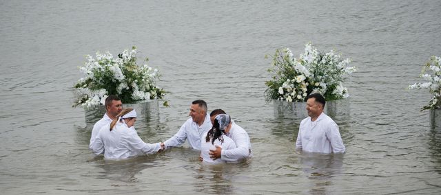 Служителі у воді під час хрещення, загальний план