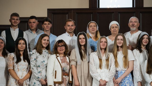 Спільне фото молоді в залі церкви