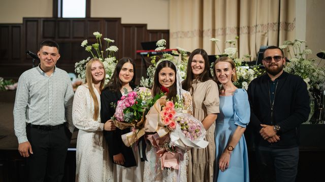 Хрещені з букетами і рідні в залі церкви