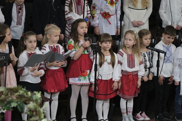 Діти у вишиванках співають на святковому богослужінні