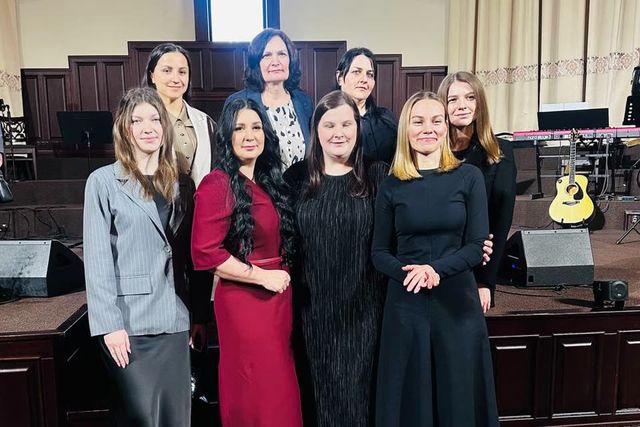 Сестри служіння Grace Women у залі церкви біля сцени