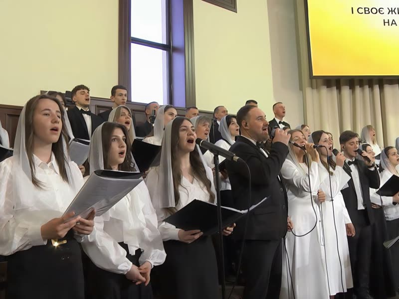 Хор із нотами співає на богослужінні