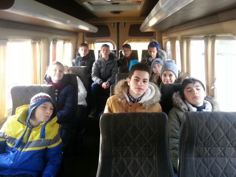 Підлітки в автобусі дорогою до літнього табору