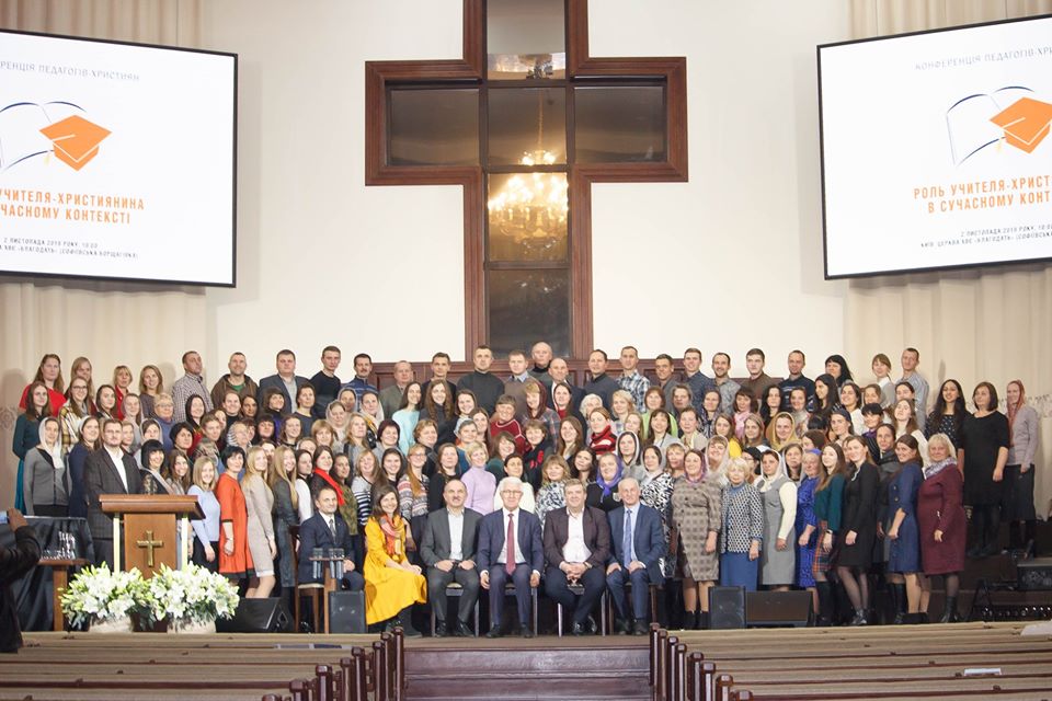 Перша всеукраїнська конференція пeдагогів-християн,  пройшла у церкві «Благодать» у Софіївській Борщагівці на Київщині.